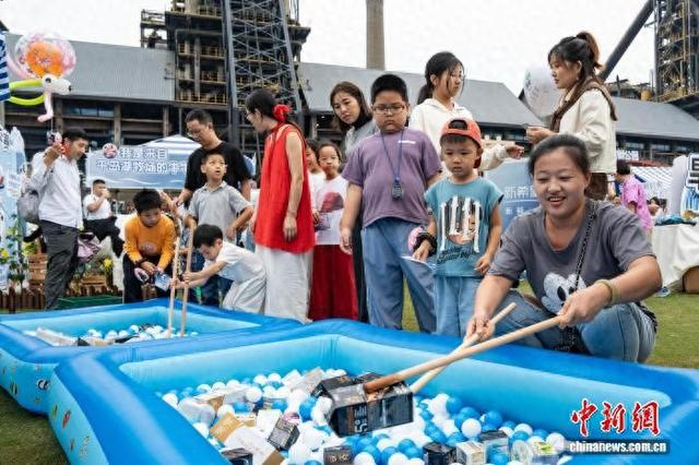浙江杭州：工业遗存杭钢公园化身大型“游乐园”